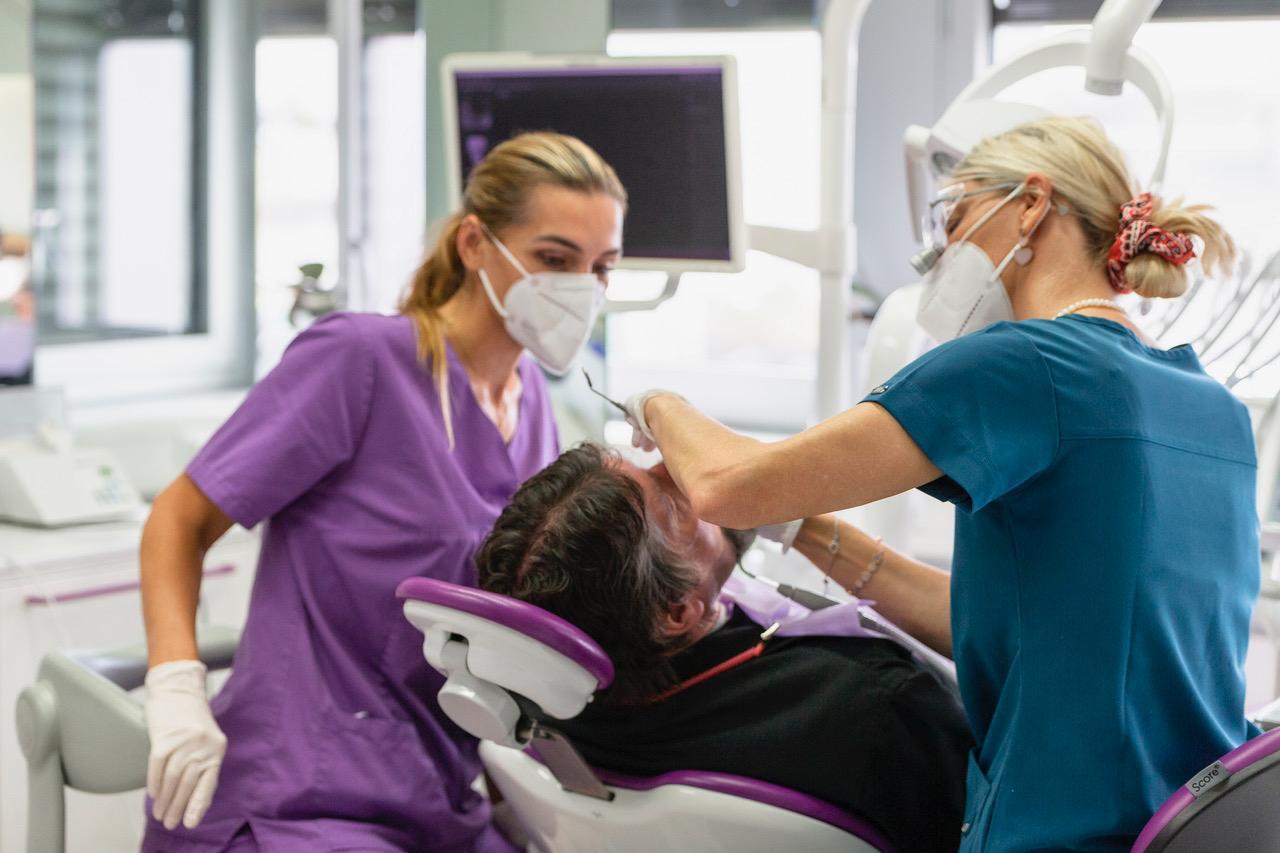 Intervention dentaire en cours